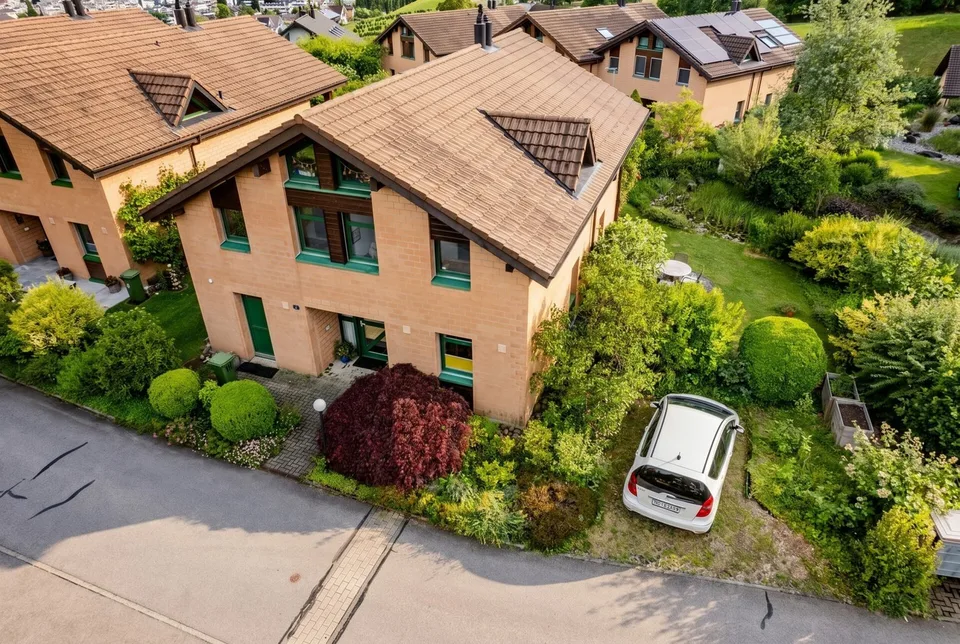 Casa unifamiliare indipendente con grande giardino in zona residenziale tranquilla