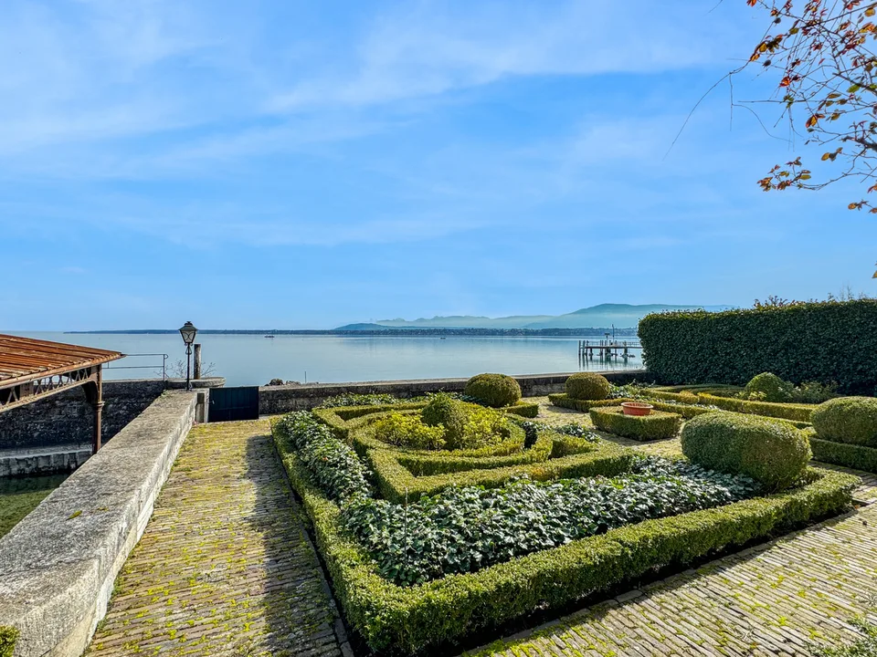 Versoix: Charming waterfront house with private harbor