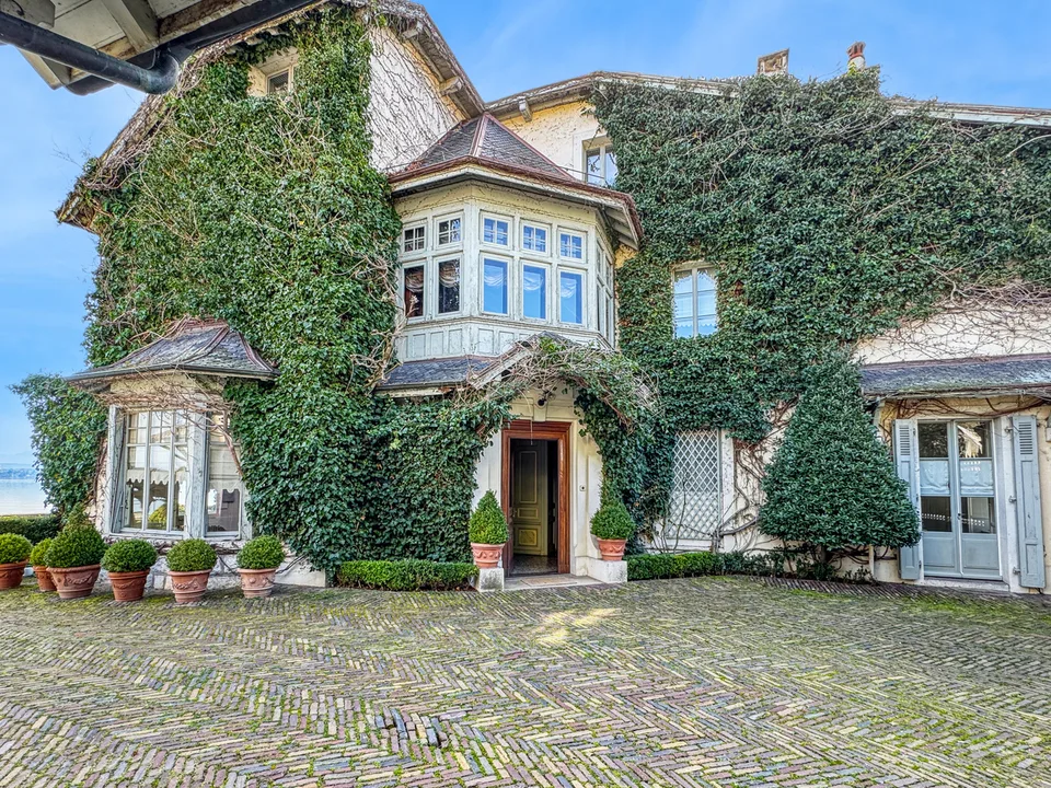 Versoix: Charming waterfront house with private harbor