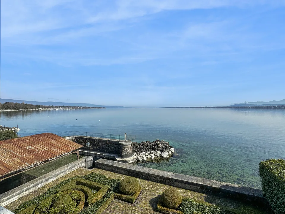 Versoix: Charming waterfront house with private harbor