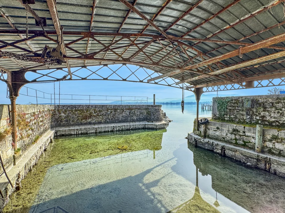 Versoix: Charming waterfront house with private harbor