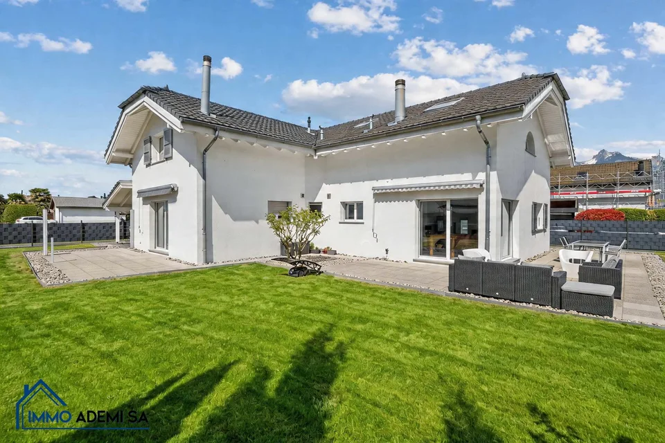 Villa individuale spaziosa di 269 m² con 2 appartamenti, su un terreno di 1'009 m² a Le Bouveret!
