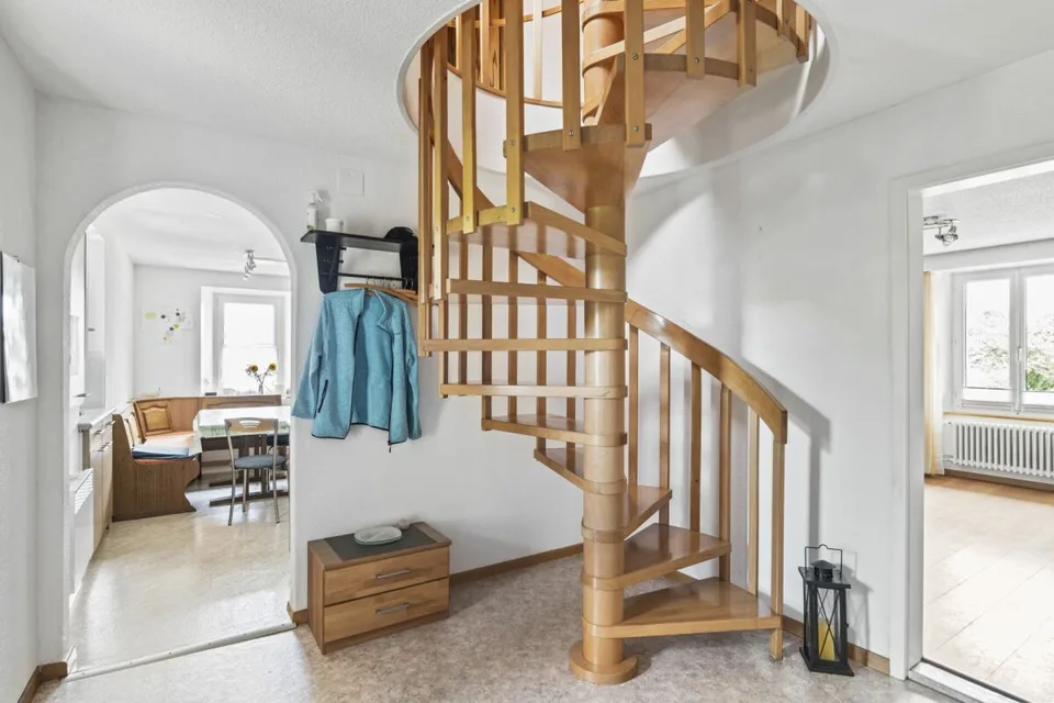 Maison unifamiliale de 8,5 pièces avec appartement en location de 2,5 pièces, grande garage et espaces de stockage