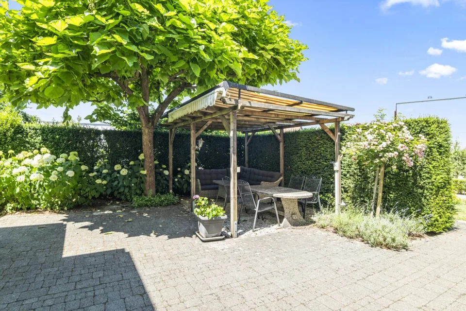 Maison unifamiliale de 8,5 pièces avec appartement en location de 2,5 pièces, grande garage et espaces de stockage