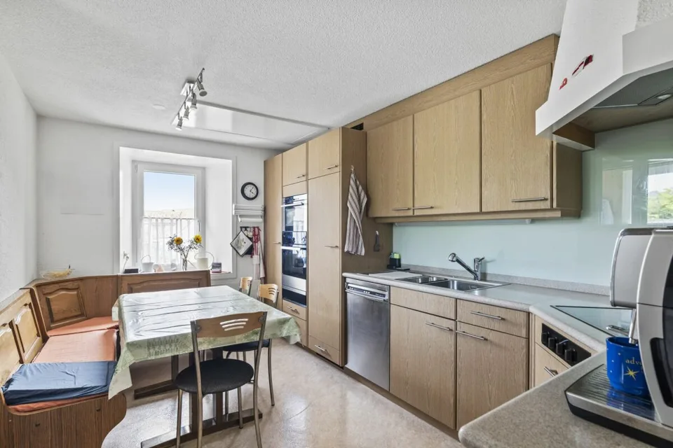 Maison unifamiliale de 8,5 pièces avec appartement en location de 2,5 pièces, grande garage et espaces de stockage
