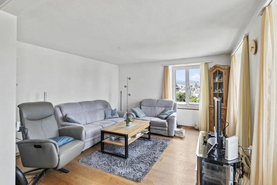 Maison unifamiliale de 8,5 pièces avec appartement en location de 2,5 pièces, grande garage et espaces de stockage