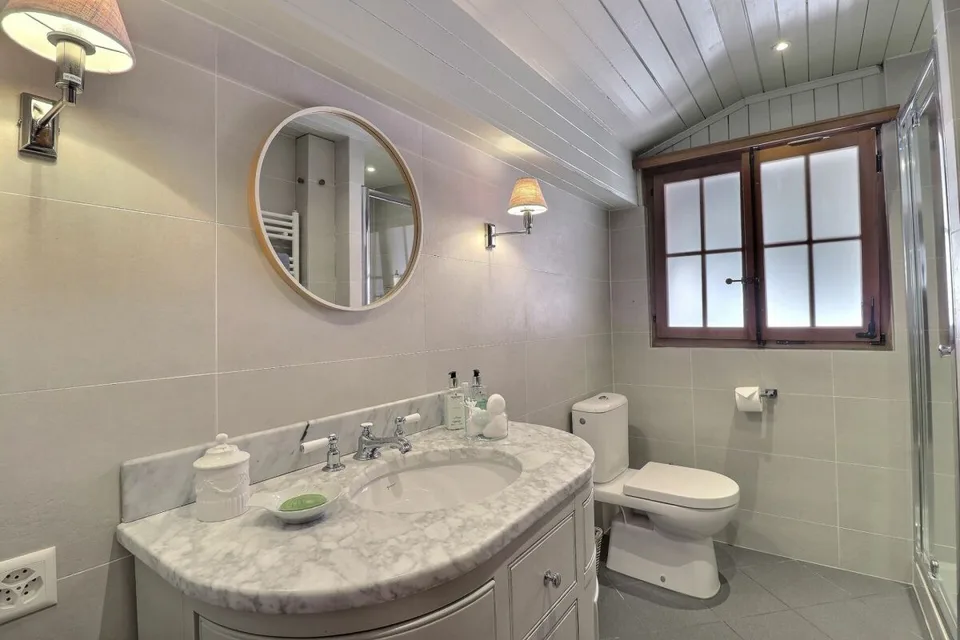 Chalet de 3 étages au Domaine de la résidence avec vue panoramique sur les Alpes. – photo 17 sur 29