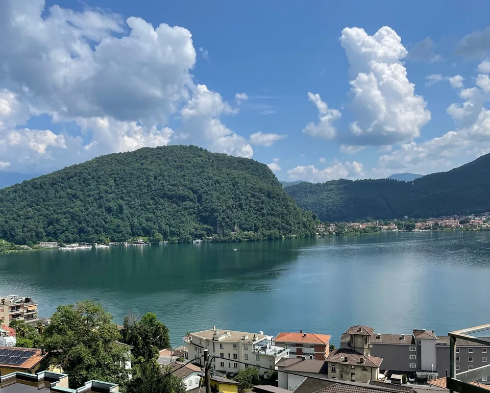 Moderno attico 3.5 locali con terrazze vista lago/monti