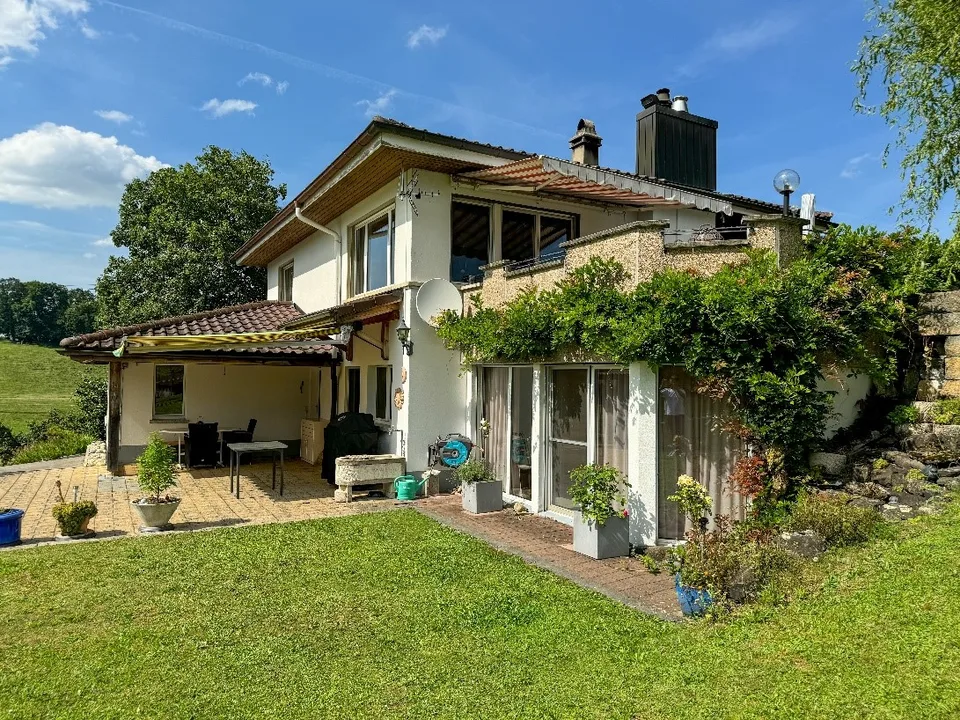 Casa bifamiliare con ampio circondario