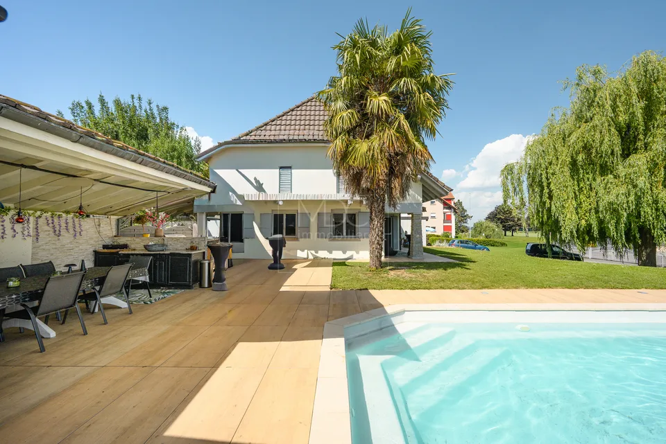 Villa spaziosa con piscina e appartamento indipendente di 2,5 locali a St-Aubin