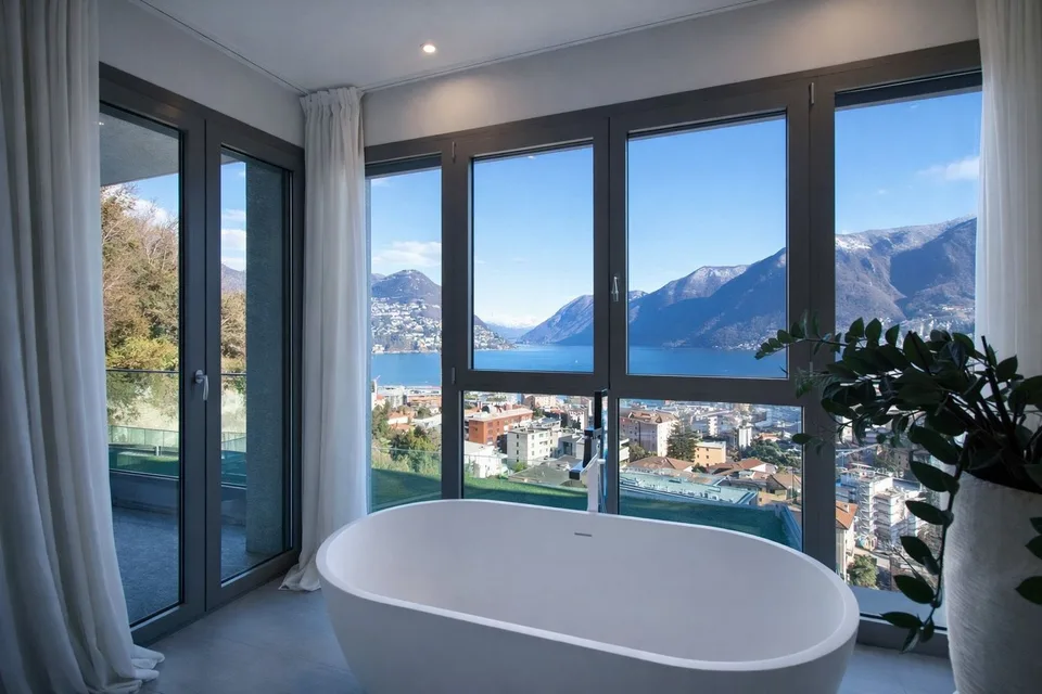 Exklusives Villa mit Pool und spektakulärer Aussicht auf den See – Foto 14 von 17