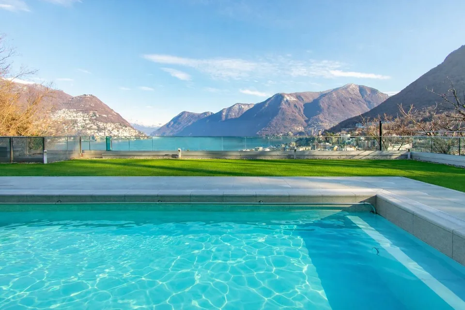 EXCLUSIVE VILLA AVEC PISCINE ET VUE SPECTACULAIRE SUR LE LAC