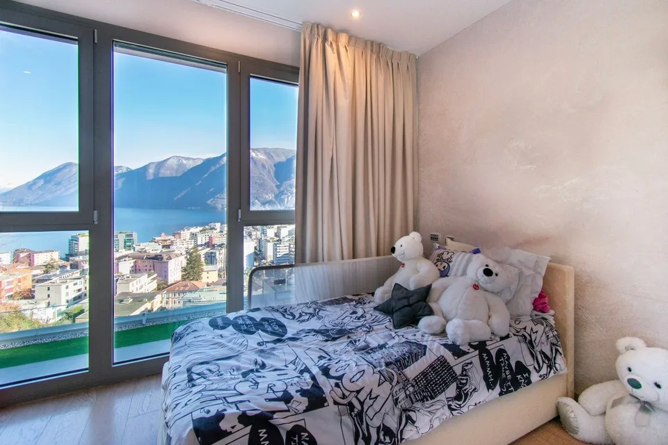 Exklusives Villa mit Pool und spektakulärer Aussicht auf den See – Foto 13 von 17