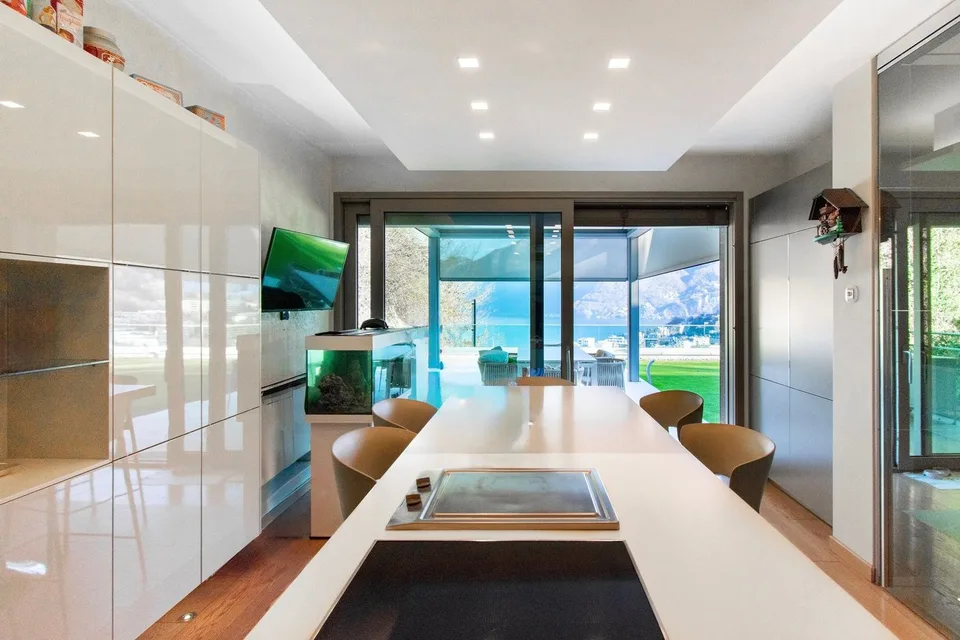 EXCLUSIVE VILLA AVEC PISCINE ET VUE SPECTACULAIRE SUR LE LAC