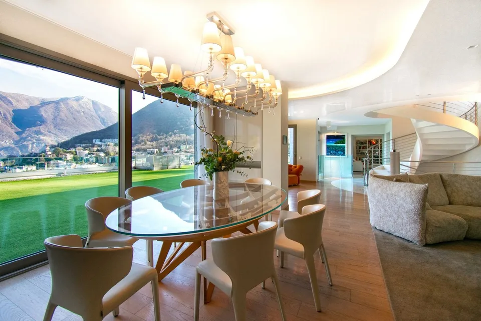 EXCLUSIVE VILLA AVEC PISCINE ET VUE SPECTACULAIRE SUR LE LAC