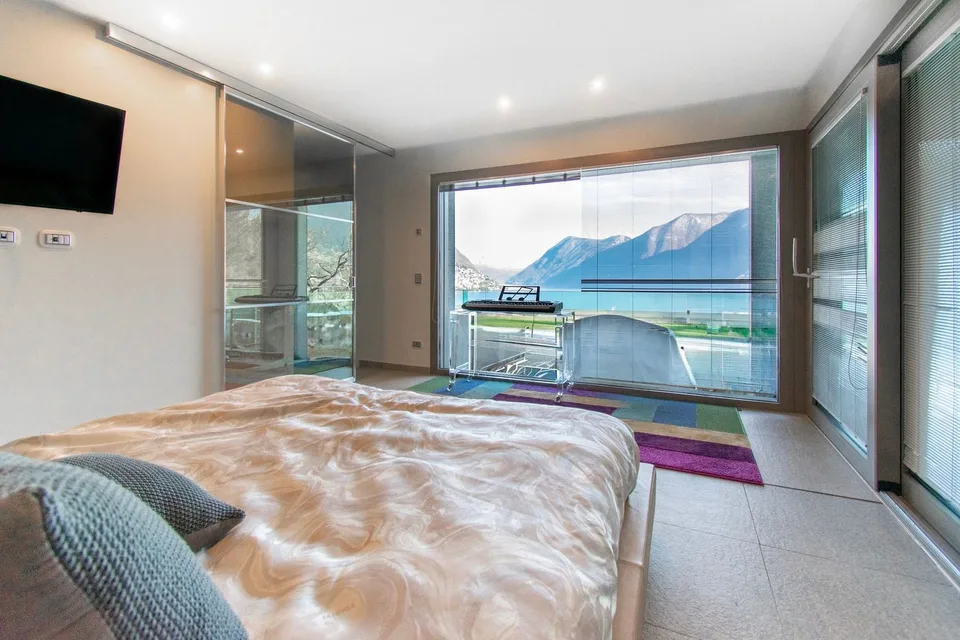 Exklusives Villa mit Pool und spektakulärer Aussicht auf den See – Foto 10 von 17