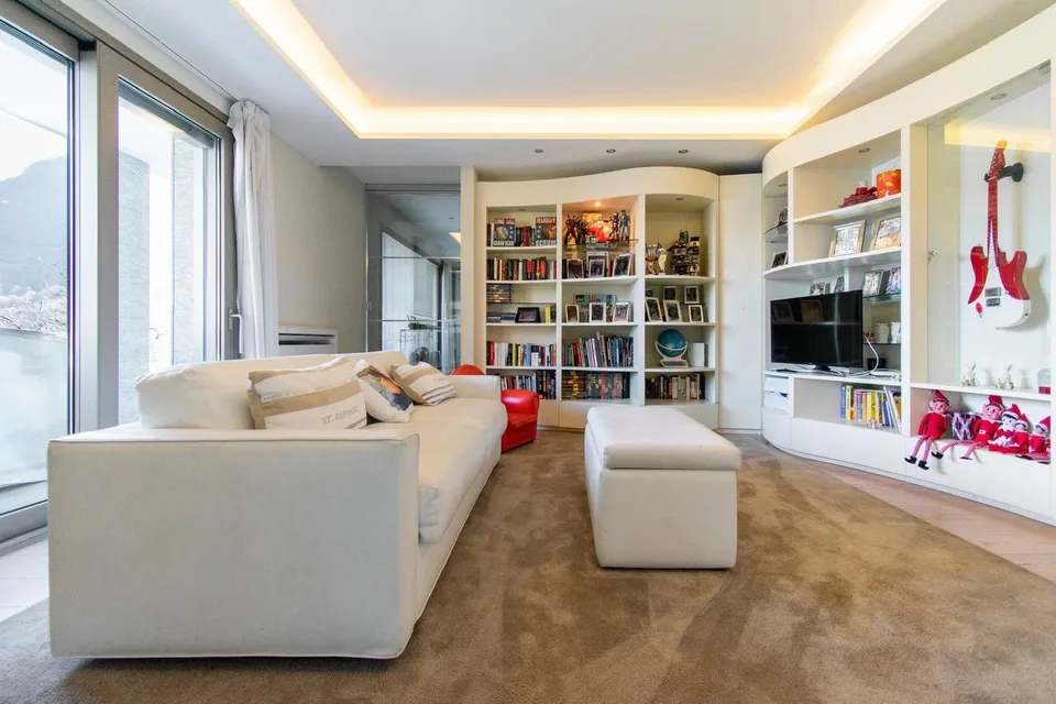 Exklusives Villa mit Pool und spektakulärer Aussicht auf den See – Foto 7 von 17