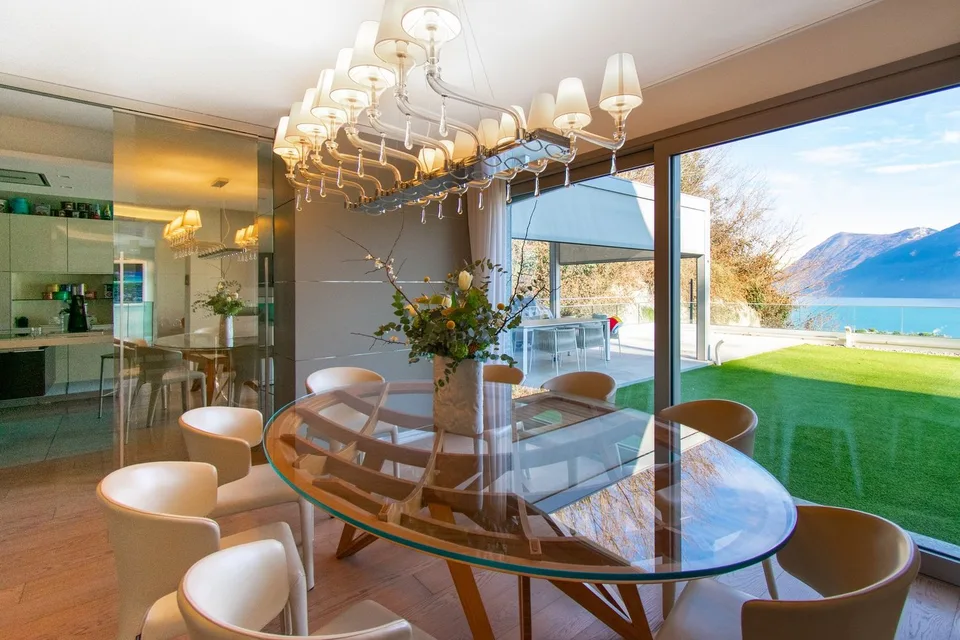 EXCLUSIVE VILLA AVEC PISCINE ET VUE SPECTACULAIRE SUR LE LAC