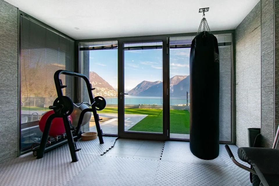 Exklusives Villa mit Pool und spektakulärer Aussicht auf den See – Foto 11 von 17