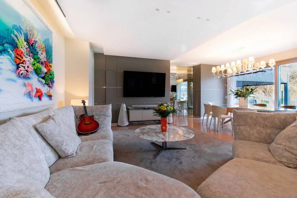 EXCLUSIVE VILLA AVEC PISCINE ET VUE SPECTACULAIRE SUR LE LAC