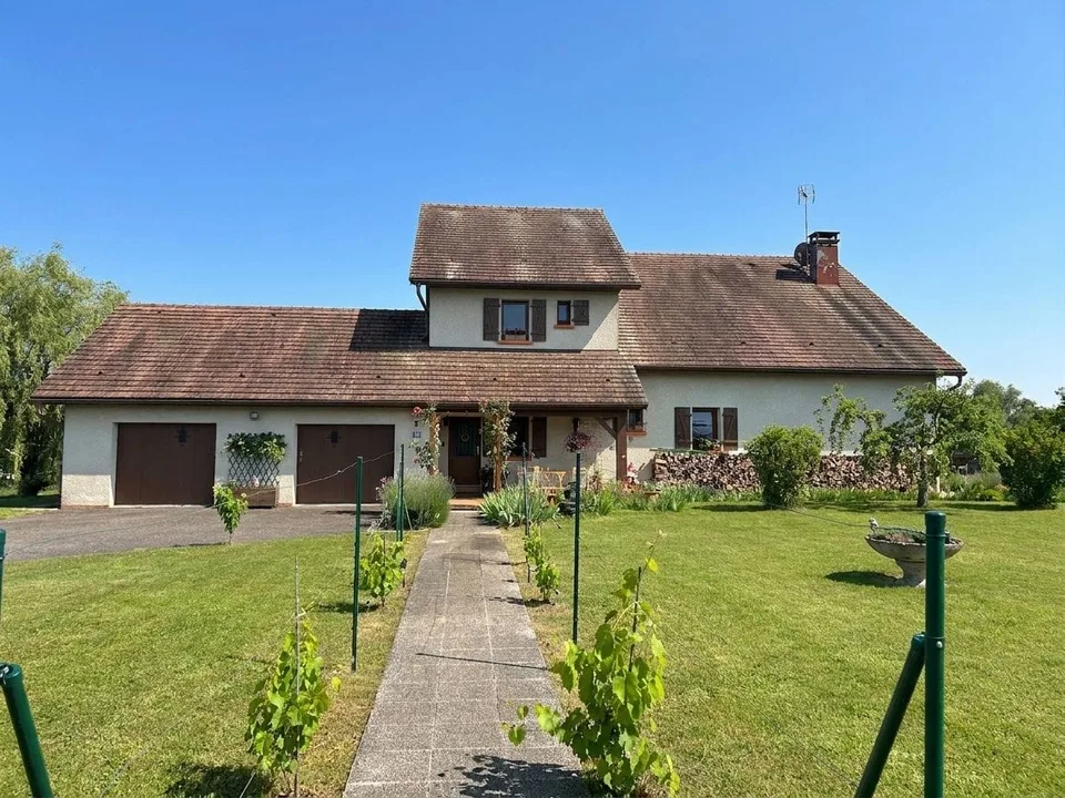 7.5-room country house with 1 ha of land in Monthureux-sur-Saône (FR) near Basel and Boncourt