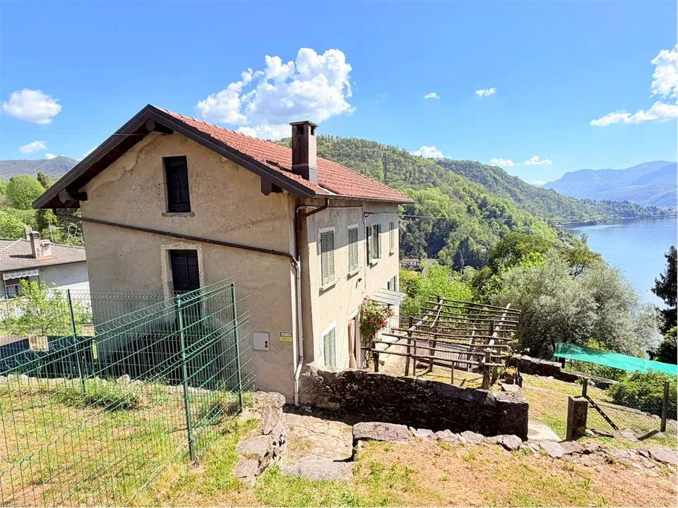 Casa indipendente da ristrutturare in posizione soleggiata e tranquill
