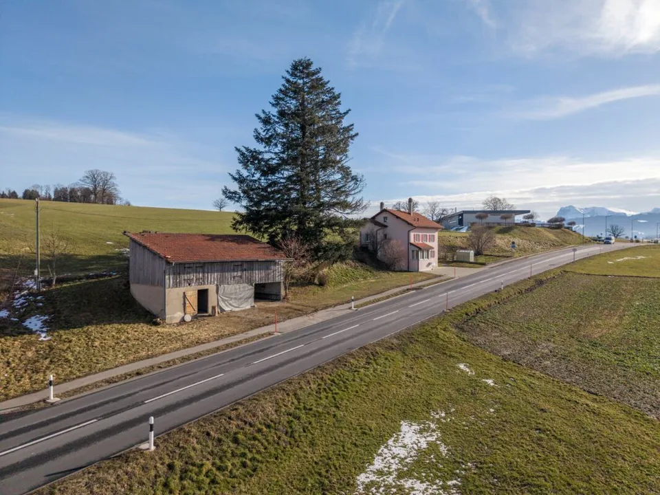 Maison de 2 appartements & dépendance à Mézières FR