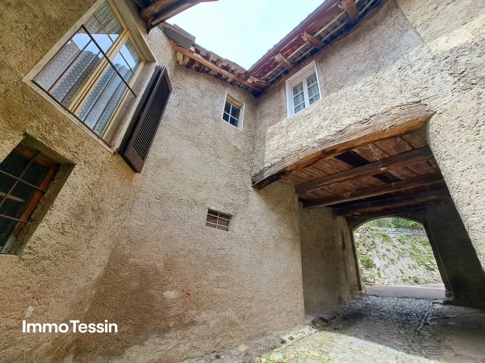 Affascinante nucleo di casa ticinese con grande cortile e terrazza a un ottimo prezzo in una posizione popolare