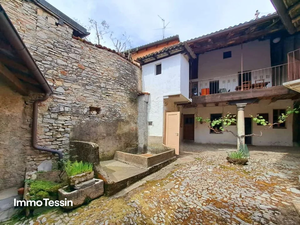 Affascinante nucleo di casa ticinese con grande cortile e terrazza a un ottimo prezzo in una posizione popolare