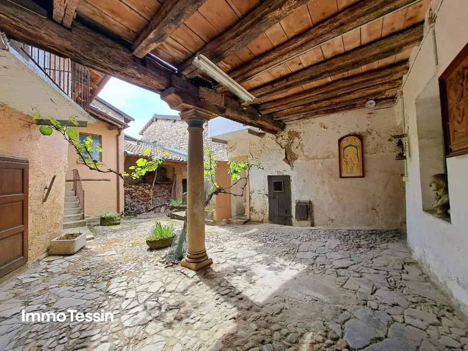 Charmantes Nucleo Tessinerhaus mit grossem Innenhof und Terrasse zu einem super Preis an beliebter Lage