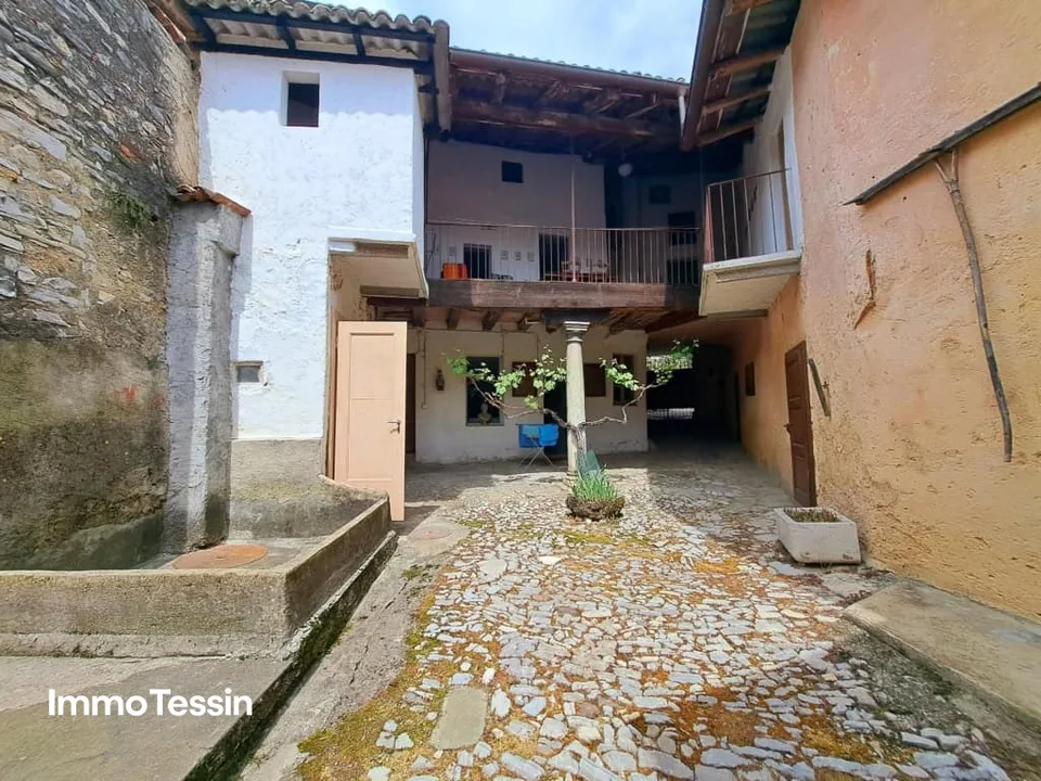 Affascinante nucleo di casa ticinese con grande cortile e terrazza a un ottimo prezzo in una posizione popolare