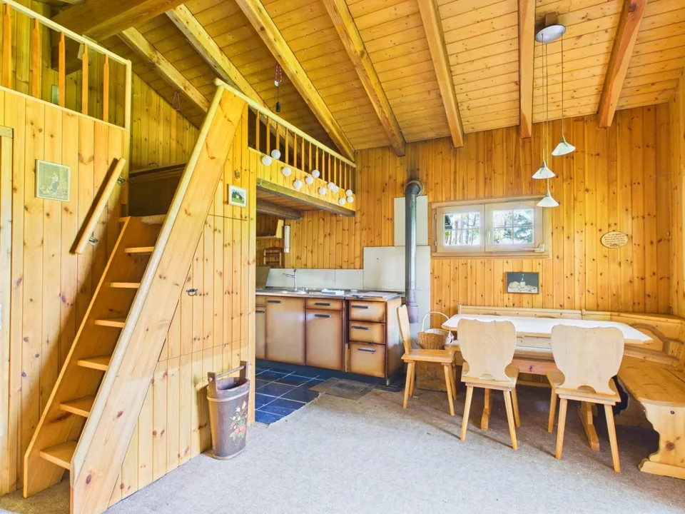 Casaletto autentico in una radura boschiva - natura pura