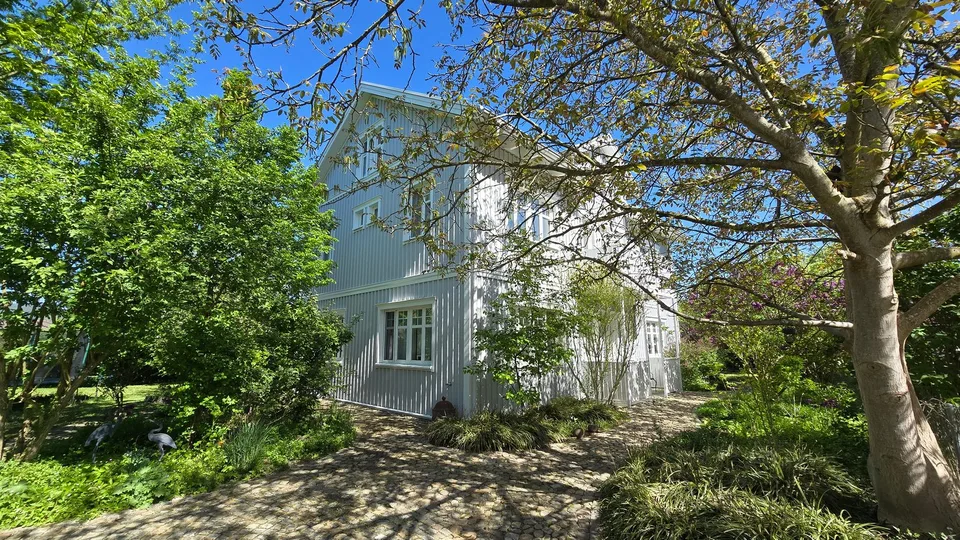 Casa di campagna elegante con ampio giardino di cottage (riserva di terreno edificabile)