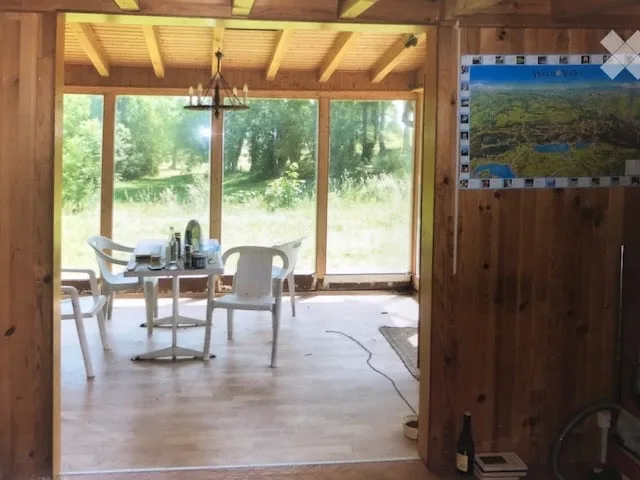 Einzelnes Chalet in der Natur