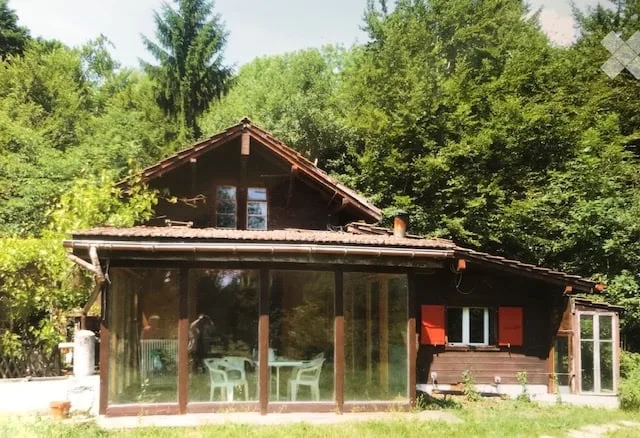 Einzelnes Chalet in der Natur