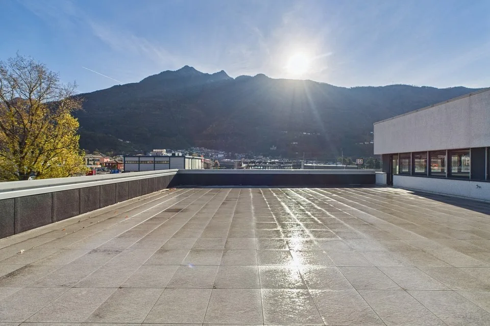 Immobile commerciale con ampia terrazza e vista aperta
