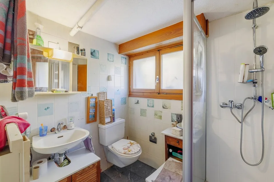 Einzelvilla mit 6.5 Zimmern zum Renovieren, großes Potenzial! – Foto 6 von 10