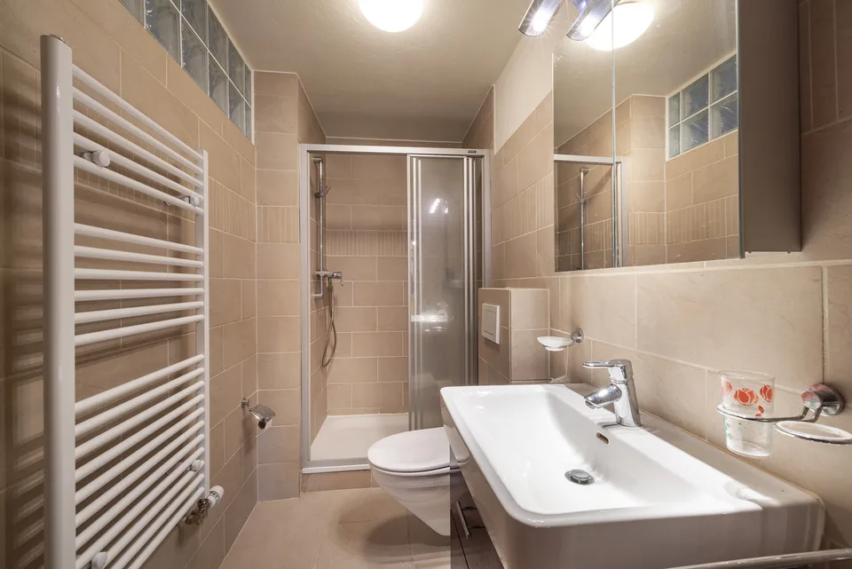 Charmanter Chalet in idealer Lage mit 3 Wohnungen – Foto 8 von 13