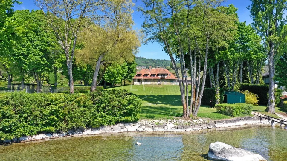 Propriété pied dans l'eau avec garage à bateau, à rénover, La Côte