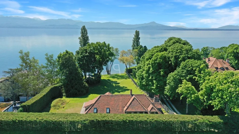 Proprietà fronte lago con garage per barche, da ristrutturare, La Côte