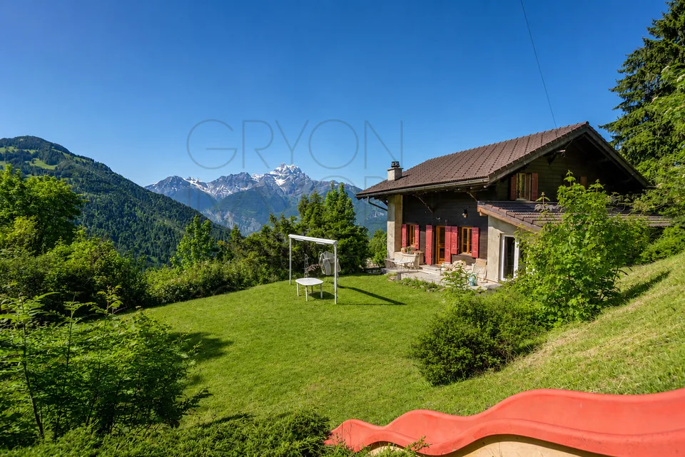 Chalet à Gryon avec studio indépendant, vue sur les montagnes.