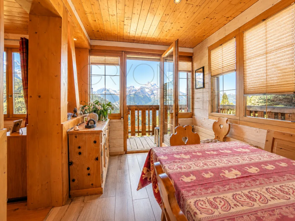 Chalet à Gryon avec studio indépendant, vue sur les montagnes.