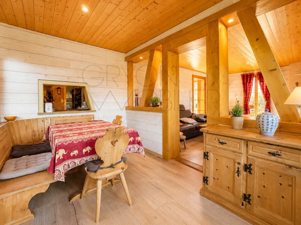 Chalet à Gryon avec studio indépendant, vue sur les montagnes.