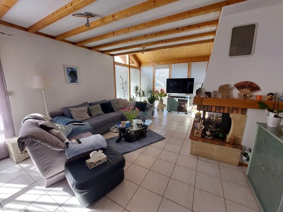 Villa spaziosa con appartamento indipendente al piano inferiore
