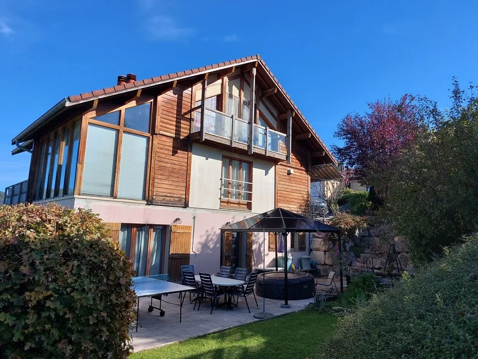 Villa spaziosa con appartamento indipendente al piano inferiore