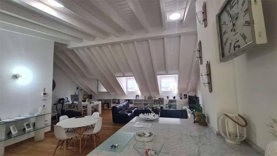 MENDRISO CAPOLAGO: SUGGESTIVO ATTICO VISTA LAGO