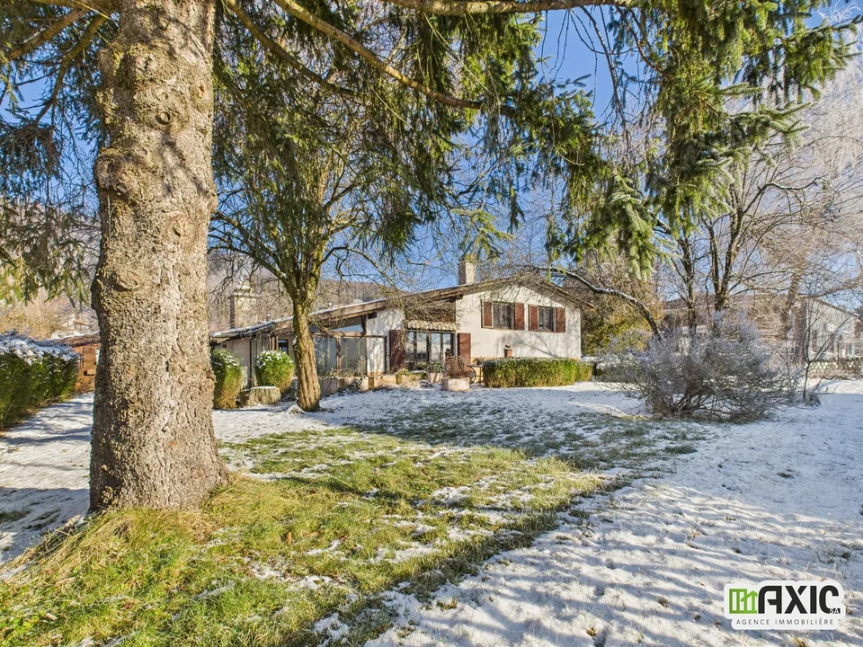 BAISSE DE PRIX -  Maison de charme  à rénover avec grand terrain.