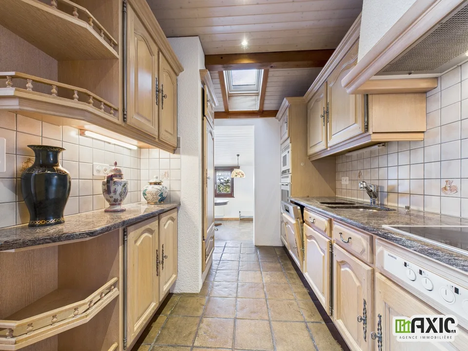 BAISSE DE PRIX -  Maison de charme  à rénover avec grand terrain.