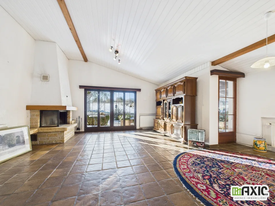 BAISSE DE PRIX -  Maison de charme  à rénover avec grand terrain.
