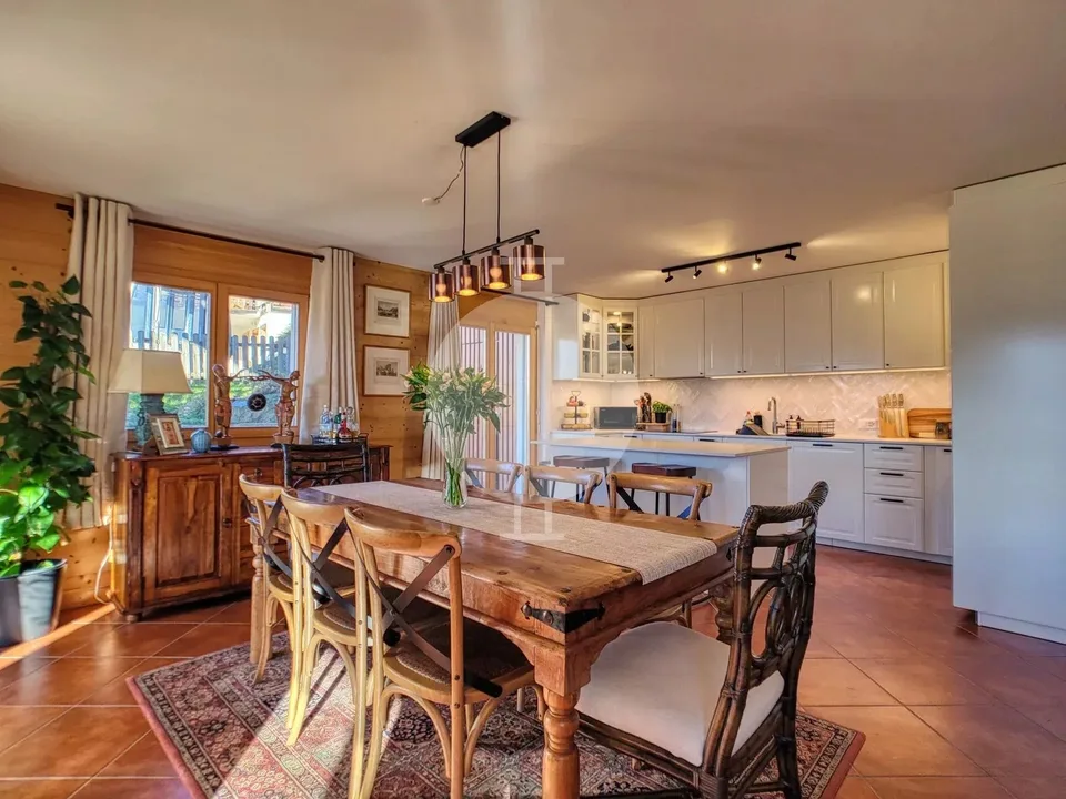 Magnifico appartamento di 5,5 locali con grande giardino e vista panoramica sulle montagne